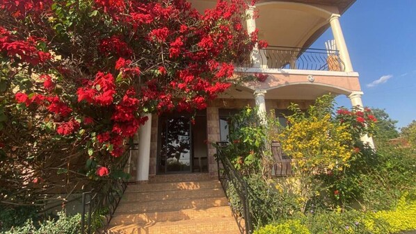 Exterior - Spacious 5-bedroom villa with WiFi, AC in beautiful Kigali (Kigali)