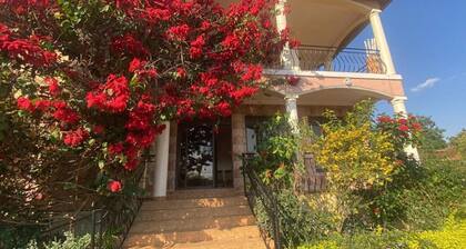 Spacious 5-bedroom villa with WiFi, AC in beautiful Kigali