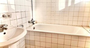 Een douche, handdoeken, zeep, toiletpapier