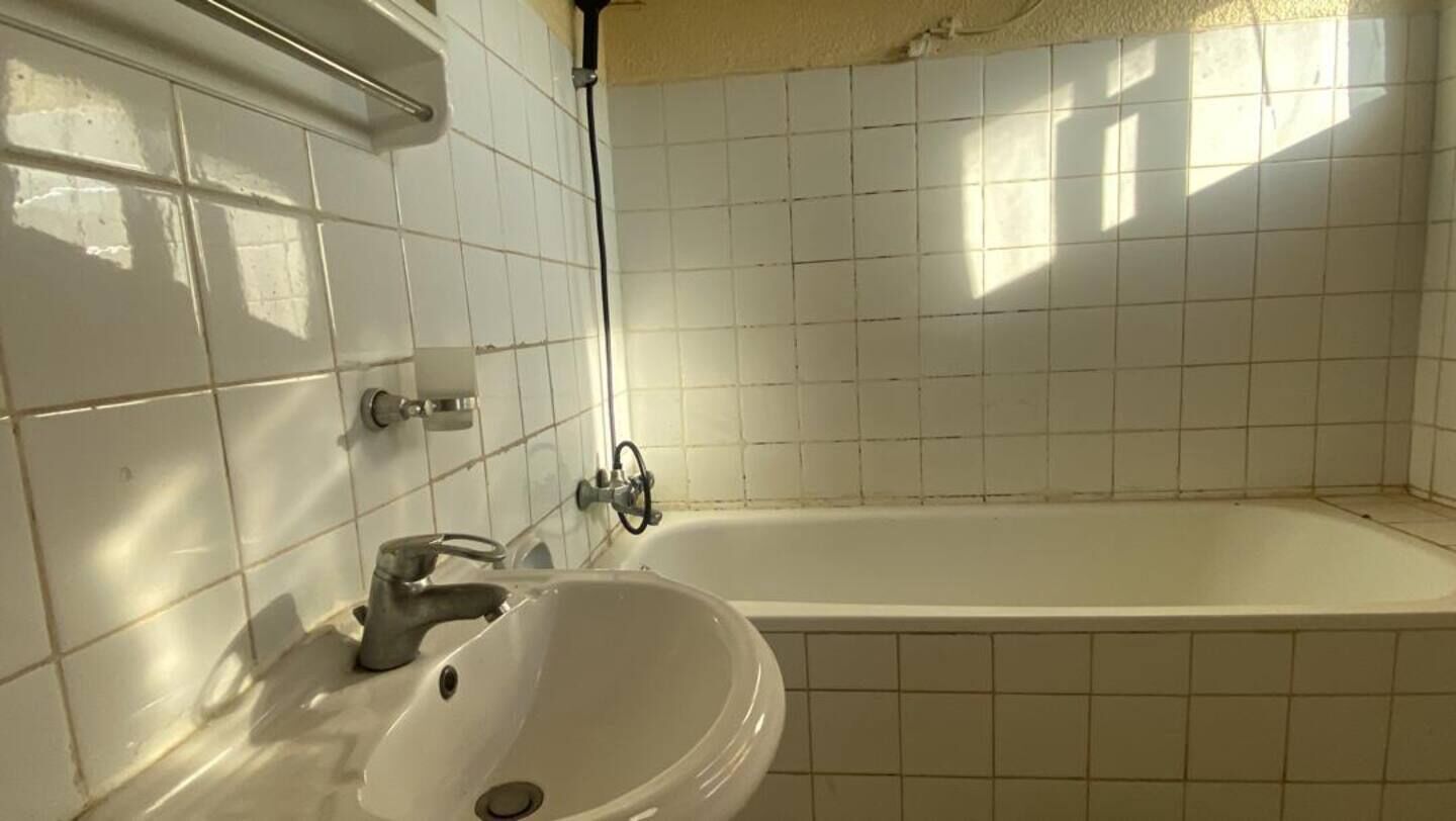 Regadera, toallas, jabón, papel de baño 