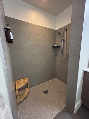 Shower, hair dryer, towels, soap - Luxury 1bd/1ba - Rooftop pool, w/d in unit, walkable North Cherry Creek (Denver)