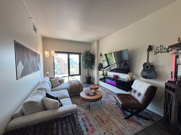 Living area - Luxury 1bd/1ba - Rooftop pool, w/d in unit, walkable North Cherry Creek (Denver)