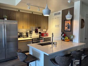 Private kitchen - Luxury 1bd/1ba - Rooftop pool, w/d in unit, walkable North Cherry Creek (Denver)