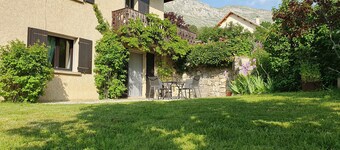 Comfortable T2 gite near resort