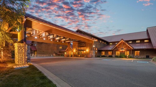 1 King, 1 Bunk Bed Suite With Access to Pool, Hot Tub, and Gym