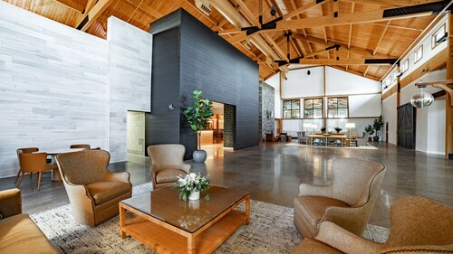 Grand Suite With Access to Pool, Hot Tub, and Gym