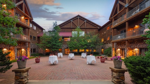 2 Queen Studio With Kitchen, Access to Pool, Hot Tub, and Gym