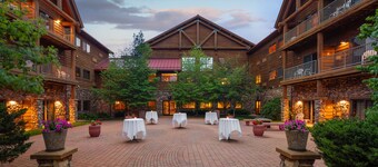 2 Queen Studio With Kitchen, Access to Pool, Hot Tub, and Gym