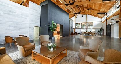 Two Queen Studio With Access to Pool, Hot Tub, and Gym