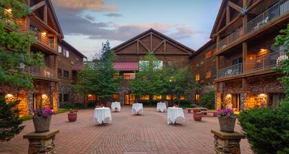 1 King, 1 Queen Loft Suite With Kitchen, Access to Pool, Hot Tub, and Gym