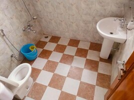 Artículos de tocador gratuitos, pantuflas, jabón, papel higiénico