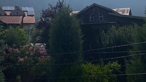 Una cordillera con una casa al frente.