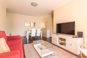 TV - Strelitzia Apartment by Altantic Holiday (Caniço)