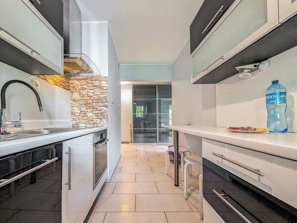 Fridge, oven, stovetop, dishwasher