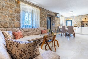 TV - Villa Amarena with sauna and jacuzzi (Kvarner - Štivan) (Štivan)