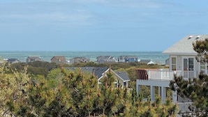 Une zone résidentielle côtière, avec des maisons et une plage en arrière-plan.