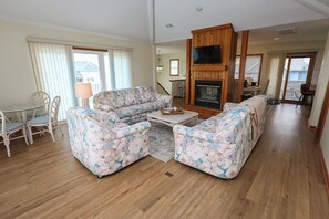 TV, fireplace