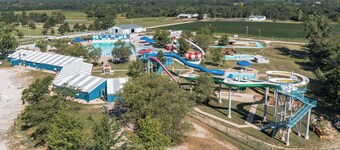 Charming 2-bedroom cabin near Jellystone Park, Spaulding boat ramp and more!