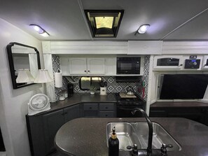 Réfrigérateur, micro-ondes, four, plaque de cuisson