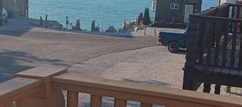 Lazy Dayz Cabin, 3 bedrooms, 2 baths with views of Lake Erie.