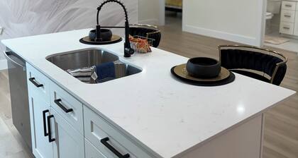 Charming 2-bedroom Modern Apartment 7min Downtown Near Airport & NRG Stadium