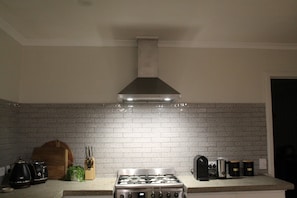 Micro-ondes, four, plaque de cuisson, lave-vaisselle