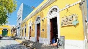 Un edificio giallo con un cartello che riporta la scritta "La Taberna Tupelo".