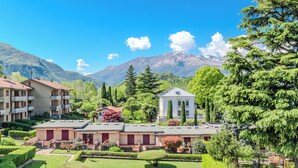 Un hôtel composé de plusieurs bâtiments, doté d’un jardin bien entretenu et offrant une vue sur les montagnes.