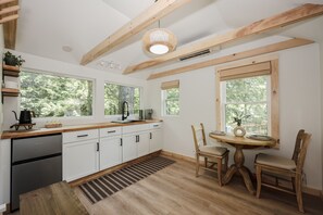 Réfrigérateur, micro-ondes, cafetière/bouilloire