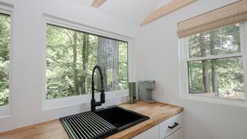 Refrigerador, microondas, cafetera y tetera y utensilios de cocina