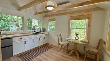 Refrigerador, microondas, cafetera y tetera y utensilios de cocina