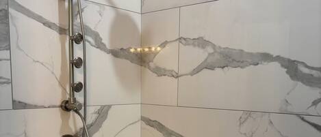 淋浴设施、吹风机、毛巾