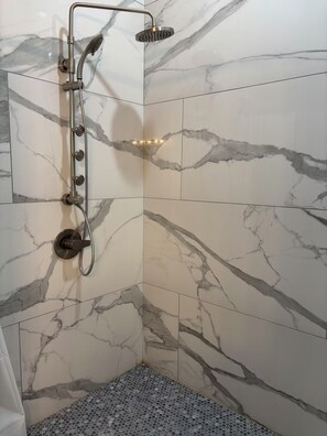 Douche, séchoir à cheveux, serviettes fournies