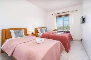 2 chambres, fer et planche à repasser, accès au Wi-Fi (inclus)