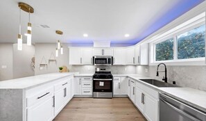 Réfrigérateur, four à micro-ondes, un four, surface de cuisson