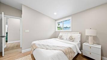 4 bedrooms, iron/ironing board, WiFi, bed sheets