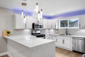 Een koelkast, een microgolfoven, een oven, een kookplaat