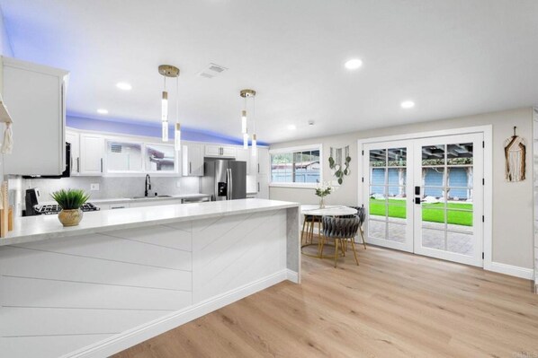 Een koelkast, een microgolfoven, een oven, een kookplaat