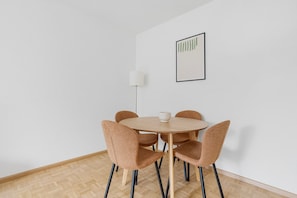 Dining - Blueground | Basel-Iselin, balcony, nr Kunstmuseum (Basel)