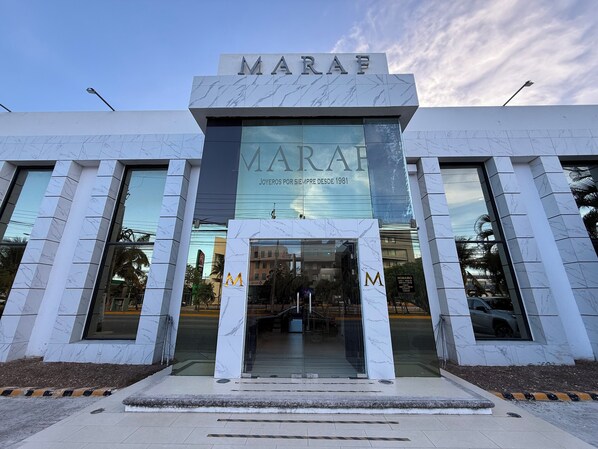 Vista frontal de la propiedad