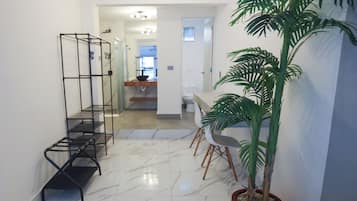 Habitación cuádruple ejecutiva | Baño | Tina, toallas, jabón, shampoo