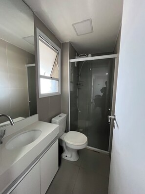 Haartrockner, Handtücher, Toilettenpapier