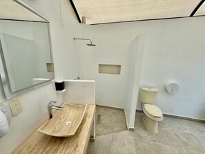 Dusche, HandtĂŒcher, Seife, Shampoo