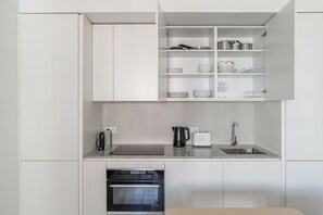 Réfrigérateur, micro-ondes, four, plaque de cuisson