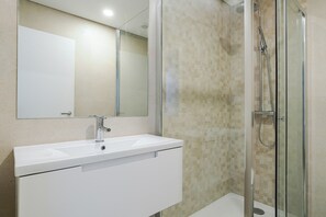 Sèche-cheveux, serviettes fournies