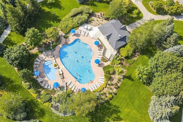 Alberca al aire libre y alberca climatizada