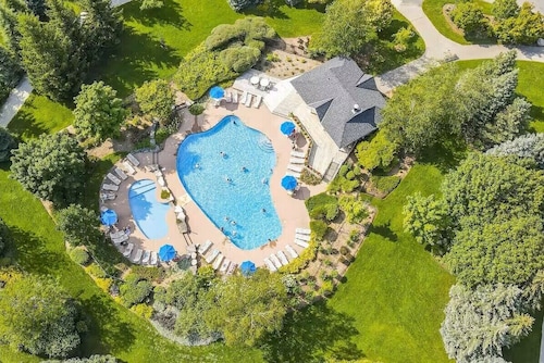 Charming One Bedroom at Snowbridge- Blue Mountain