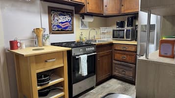 Fridge, oven, stovetop, coffee/tea maker