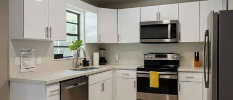 Frigorífico, microondas, horno y placa de cocina