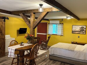 1 bedroom, free WiFi, bed sheets - The Little Red Barn (Cedar Falls)
